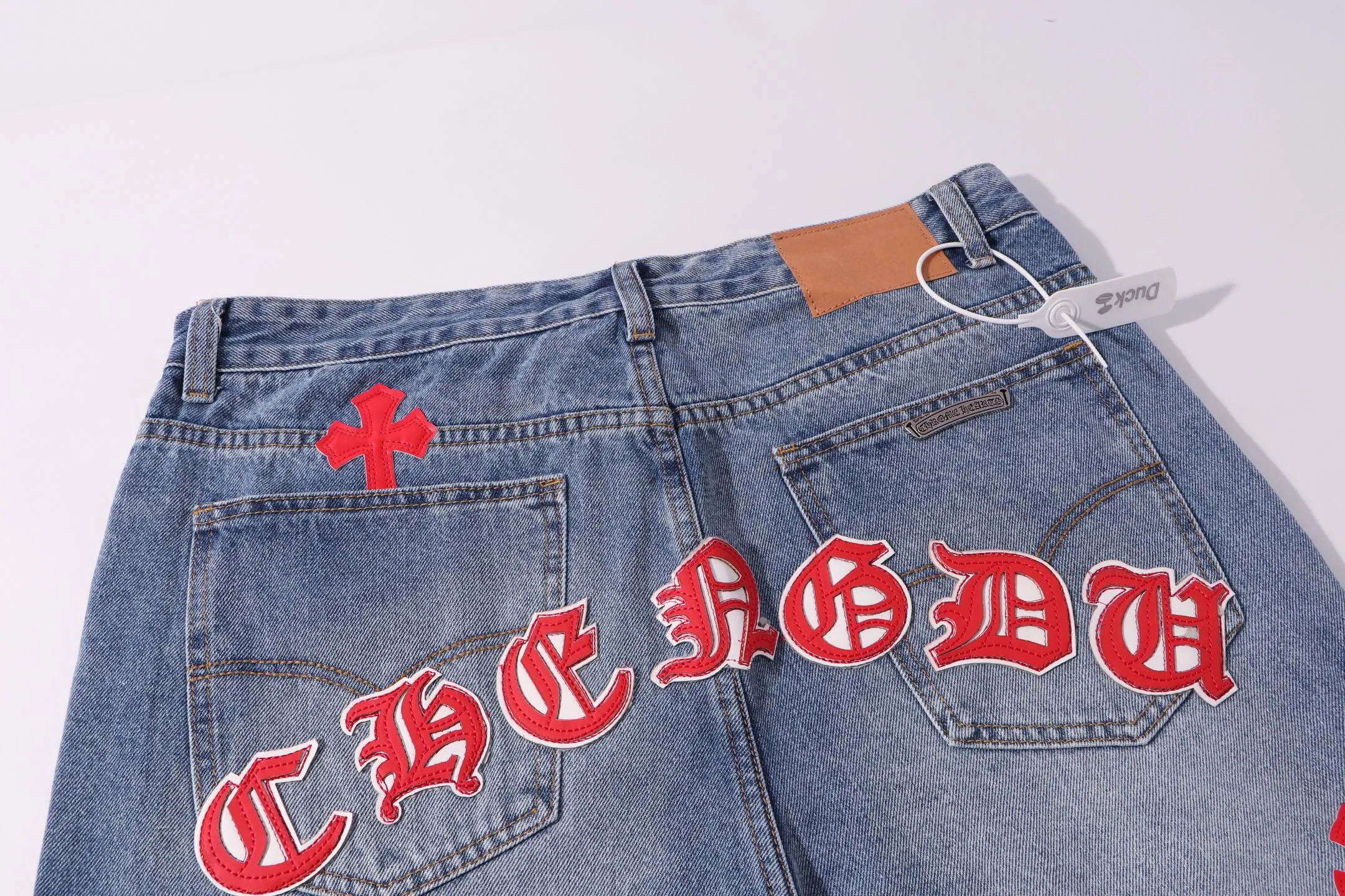 P260 Style No.: H907 Croxin & 𝐂𝐡𝐫𝐨𝐦𝐞 𝐇𝐞𝐚𝐫𝐭 ss25 blue pants red leather Sanskrit leather limited patchwork jeans. Styles with different washed textures are very friendly to people with thin legs. The slightly flared version perfectly modifies the leg shape. The timeless and moderate length makes it easy to match and match. It is the basis for various styles and is a must-have in your wardrobe! The fabric is stiff but also makes the upper body soft without losing texture. The washing process is even more perfect. It is a must-have item for everyone! ! ! Washed wheat, hang tag, pants label, three labels complete Color: blue Size: 28-30-32-34